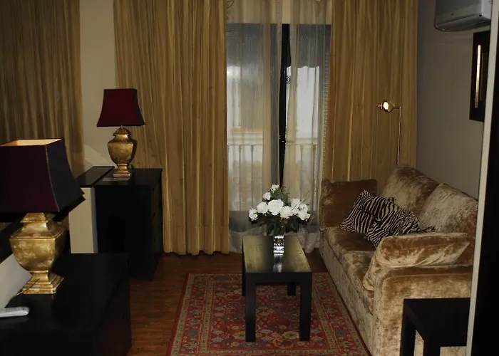 Tres Soles بيت ضيافة نيرخا